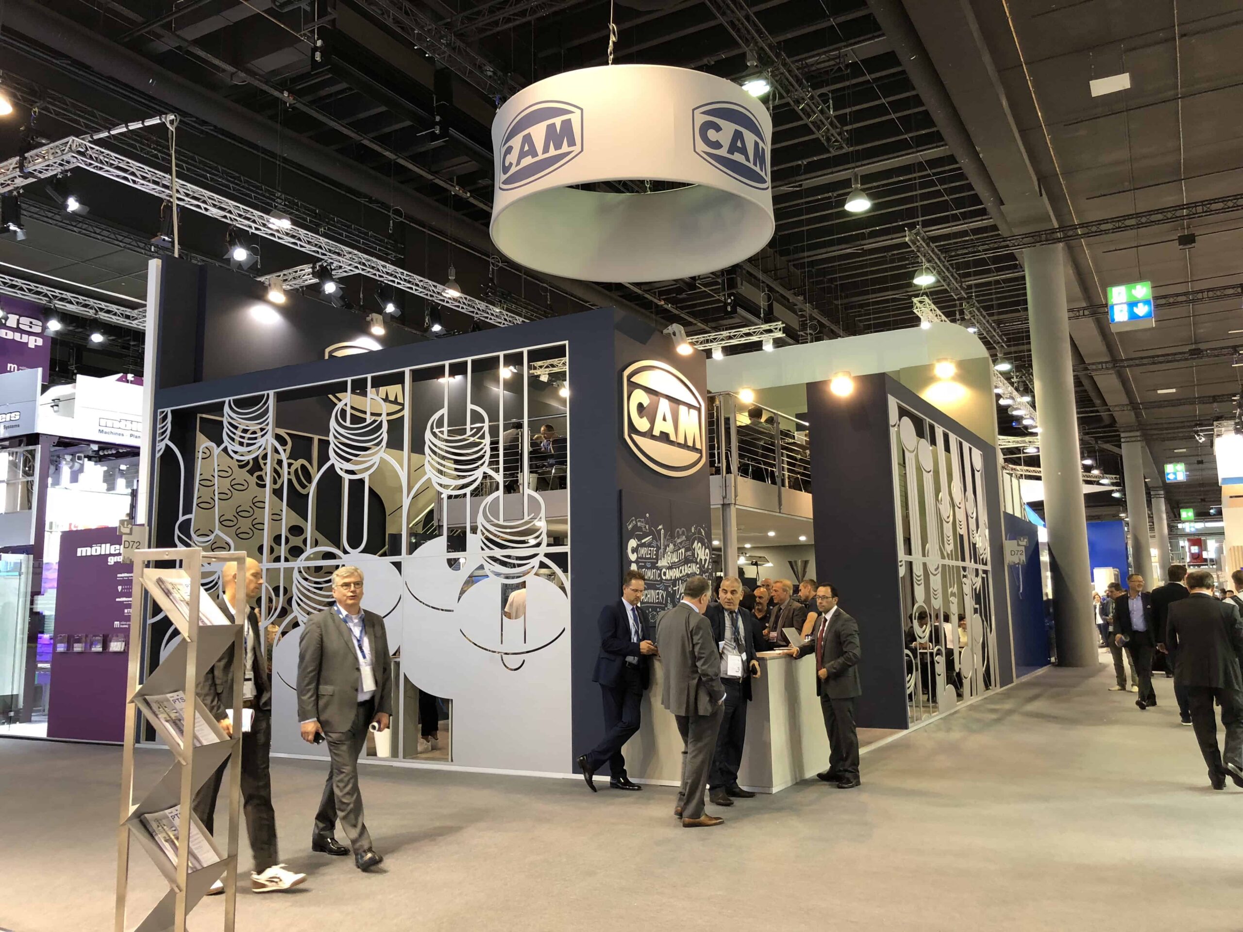 achema-2018-2 Area meeting CAM a Achema 2018 con clienti e partner internazionali che discutono soluzioni di confezionamento automatico.