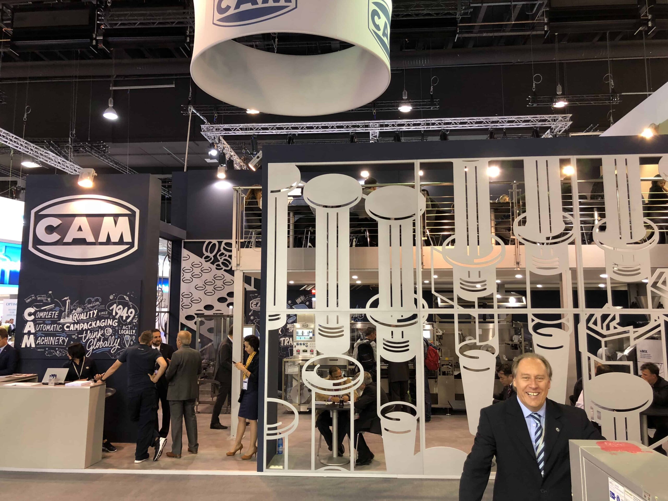 achema-2018-3 Dettaglio del pannello grafico CAM con disegni di blister, sigillatura e tracciabilità nMX ad alta velocità, presentato a Achema 2018.