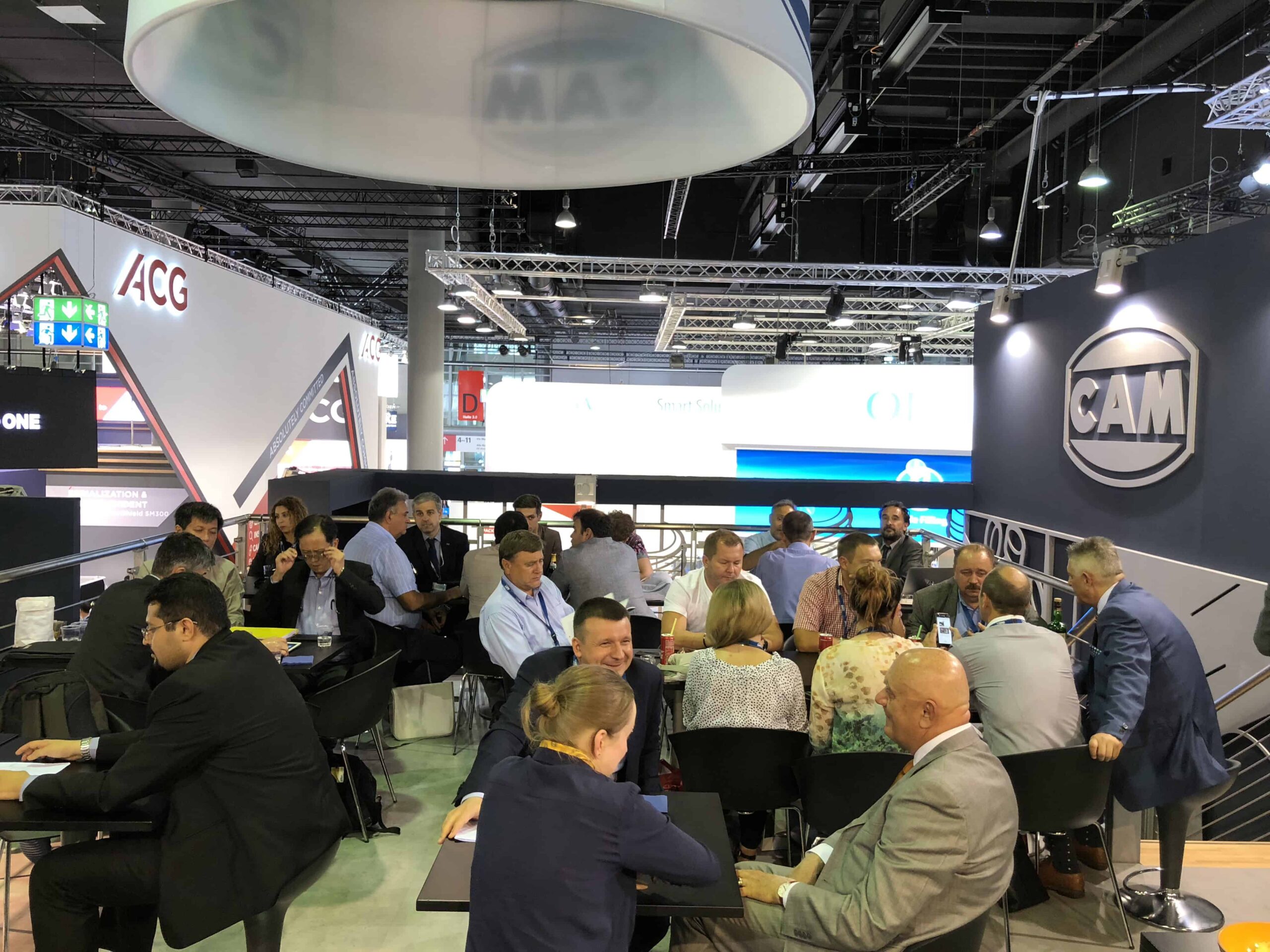 achema-2018-6 Area meeting CAM a Achema 2018 con clienti e partner internazionali che discutono soluzioni di confezionamento automatico.