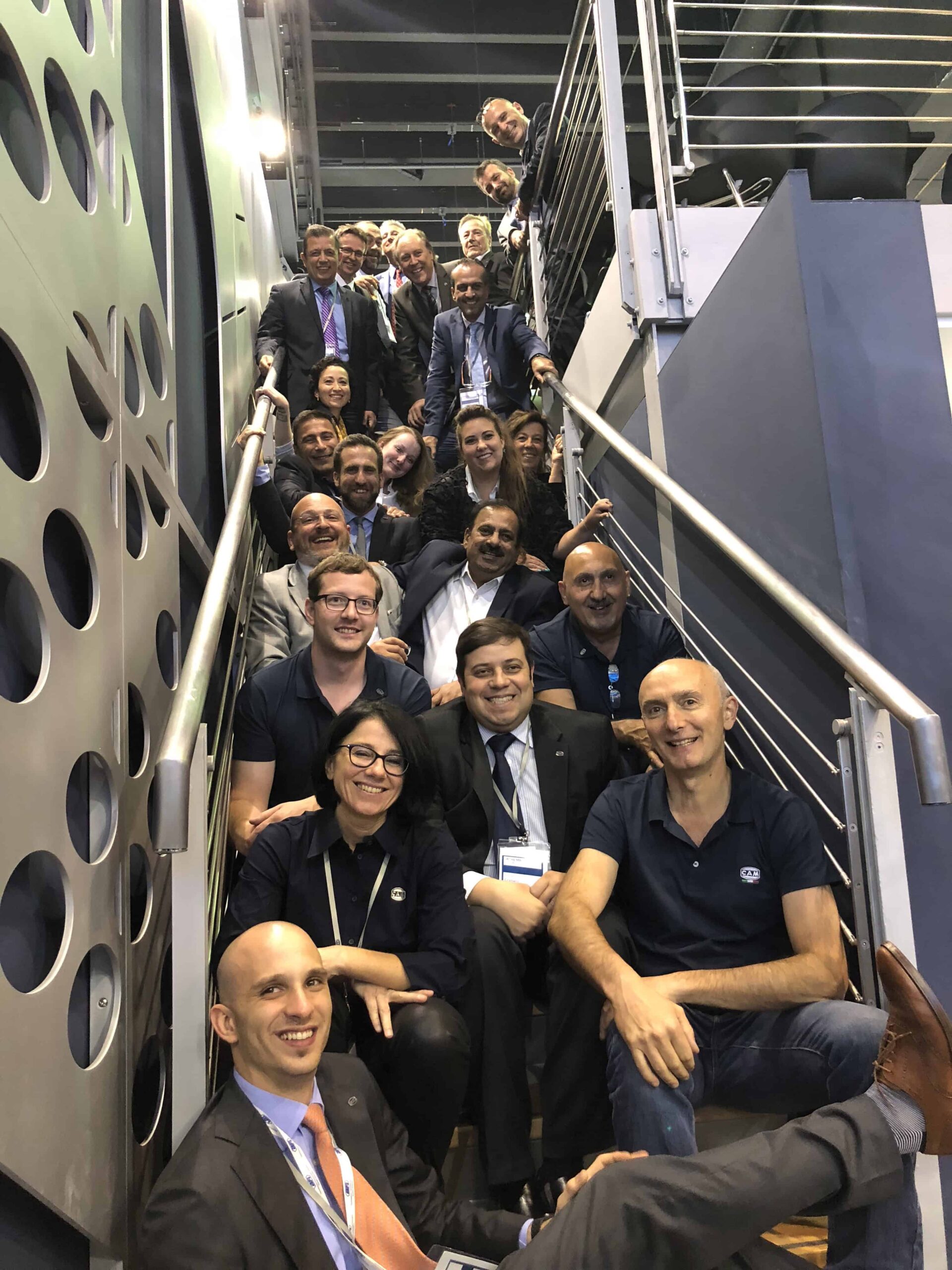 achema-2018-7 Team CAM riunito sulle scale dello stand a Achema 2018, foto di gruppo dello staff aziendale e rappresentanti internazionali.