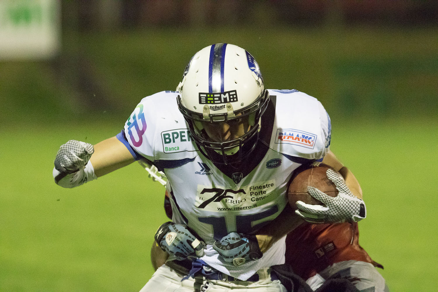 Placcaggio di un giocatore della Warriors Bologna con sponsor GB Gnudi